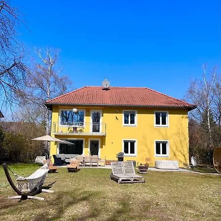 Large House With 4 Bedrooms In A Quiet And Greened Area Near Mnichov