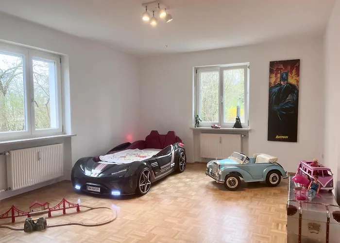 Large House With 4 Bedrooms In A Quiet And Greened Area Near Monaco di Baviera